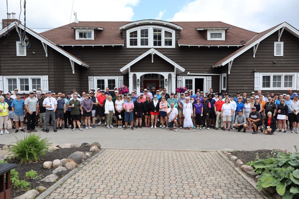 Group photo of all golf participants and Mayor Evans