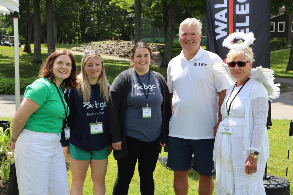 Mayor Evans with volunteers at the putting challenge