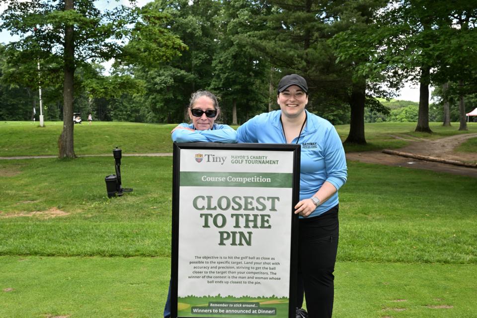 Volunteers presenting the closest to the pin hole challenge