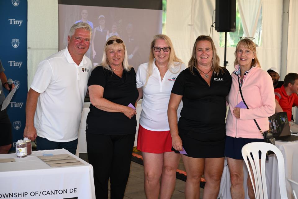 Mayor Evans congratulating the best women's golf group